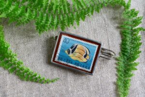 Dzikie Twory - broszka ze znaczkiem pocztowym z 1967 roku - ryba szczecioząb pasiasty