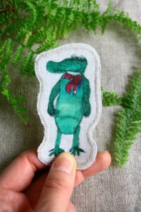 Dzikie Twory - lniana naszywka z akwarelowym nadrukiem - aligator w apaszce