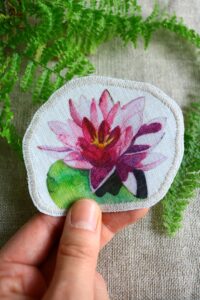 Dzikie Twory - lniana naszywka z akwarelowym nadrukiem - lilia