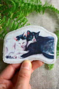 Dzikie Twory - lniana naszywka z akwarelowym nadrukiem - przytulone koty