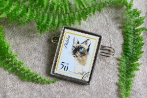 Dzikie Twory - broszka ze znaczkiem pocztowym z 1964 roku - kot syjamski