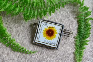 Dzikie Twory - broszka ze znaczkiem pocztowym z 1966 roku - słonecznik