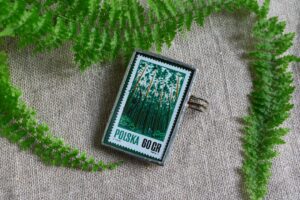 Dzikie Twory - broszka ze znaczkiem pocztowym z 1971 roku - las
