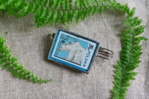 Dzikie Twory - broszka ze znaczkiem pocztowym z 1978 roku - niedźwiedzie polarne