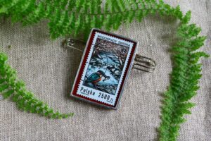 Dzikie Twory - broszka ze znaczkiem pocztowym z 1992 roku - wodospady Świdra