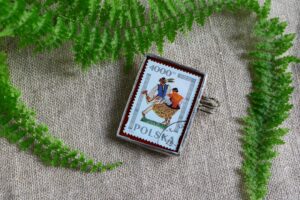 Dzikie Twory - broszka ze znaczkiem pocztowym z 1994 roku - taniec góralski