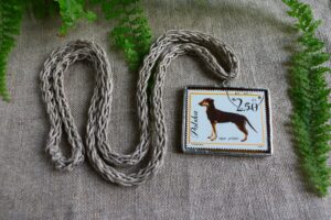 Dzikie Twory - naszyjnik ze znaczkiem pocztowym z 1963 roku - pies ogar polski