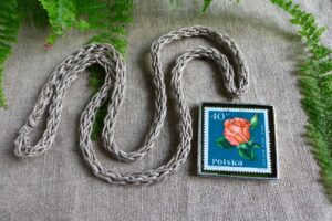 Dzikie Twory - naszyjnik ze znaczkiem pocztowym z 1964 roku - róża Monique