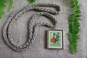 Dzikie Twory - naszyjnik ze znaczkiem pocztowym z 1969 roku - stroje kurpiowskie