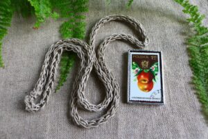 Dzikie Twory - naszyjnik ze znaczkiem pocztowym z 1974 roku - jabłka