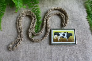 Dzikie Twory - naszyjnik ze znaczkiem pocztowym z 1975 roku - krowy