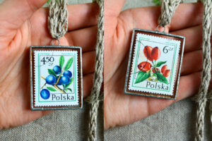 Dzikie Twory - naszyjnik ze znaczkiem pocztowym z 1977 roku - dwustronny, dzika róża i śliwa tarnina