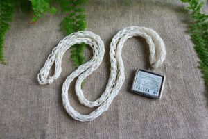 Dzikie Twory - naszyjnik ze znaczkiem pocztowym z 1977 roku - polski drzeworyt ludowy (2)