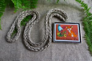 Dzikie Twory - naszyjnik ze znaczkiem pocztowym z 1982 roku Węgry - bajka o lisku Vuk