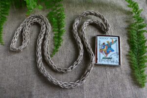 Dzikie Twory - naszyjnik ze znaczkiem pocztowym z 1994 roku - taniec mazur wg Zofii Stryjeńskiej