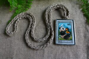 Dzikie Twory - naszyjnik ze znaczkiem pocztowym z roku 1974 Mongolia - Panda wielka
