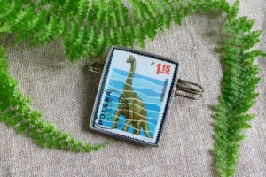 Dzikie Twory - broszka ze znaczkiem pocztowym z 1965 roku - dinozaur Brachiozaur