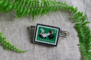 Dzikie Twory - broszka ze znaczkiem pocztowym z 1966 roku z Bułgarii - bajkowe postaci