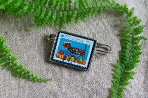 Dzikie Twory - broszka ze znaczkiem pocztowym z 1971 roku - dziecięcy obrazek przedstawiający kota