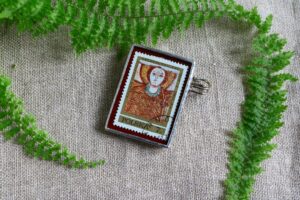 Dzikie Twory - broszka ze znaczkiem pocztowym z 1971 roku - fresk z Faras