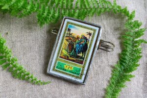 Dzikie Twory - broszka ze znaczkiem pocztowym z 1971 roku z Fudżajry - ucieczka do Egiptu