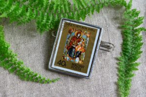 Dzikie Twory - broszka ze znaczkiem pocztowym z 1975 roku z Węgier - ikona religijna