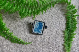 Dzikie Twory - broszka ze znaczkiem pocztowym z 1982 roku z Francji - postać kobieca alegoria wolności