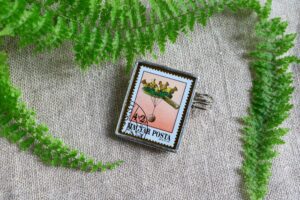 Dzikie Twory - broszka ze znaczkiem pocztowym z 1988 roku z Węgier - zabawka dziobiące kurki