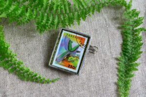 Dzikie Twory - broszka ze znaczkiem pocztowym z 1994 roku z Tanzanii - archeopteryks