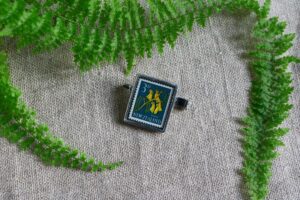 Dzikie Twory - broszka ze znaczkiem pocztowym z ok. 1960 roku z Nowej Zelandii - roślina kowhai sophora