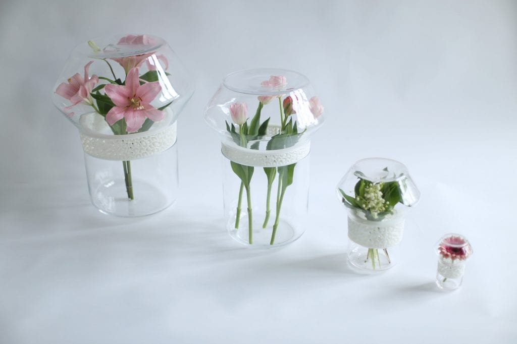 Dopełnienie - dyplom magisterski ASP Wrocław, wazony ze szkła w połączeniu z drukiem 3D z kwiatami.