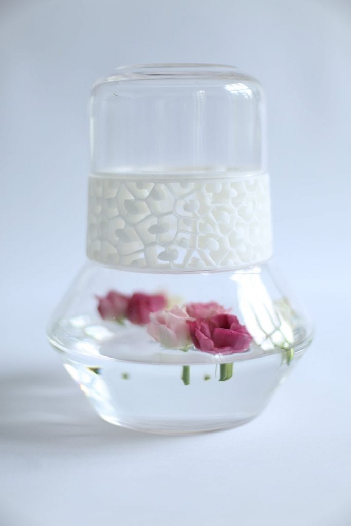 Kwiaty wewnątrz wazonu ze szkła w połączeniu z drukiem 3D.