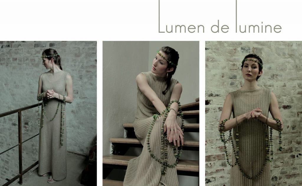 Kobieta w lnianej sukience z kolekcji Lumen de lumine