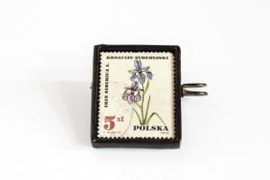 Dzikie Twory - broszka ze znaczkiem pocztowym kosaciec syberyjski