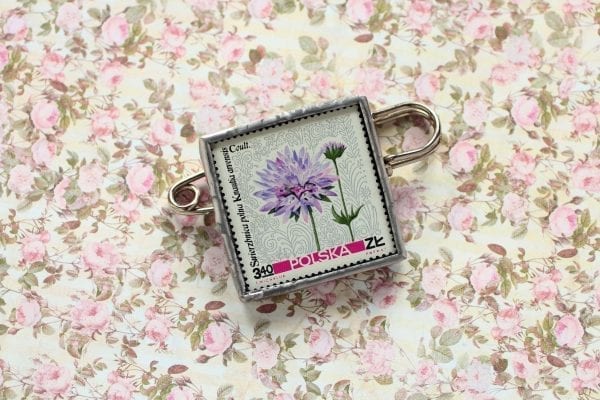 Dzikie Twory - broszka ze znaczkiem pocztowym kwiat świerzbnica polna