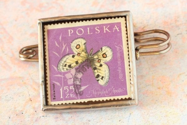 Dzikie Twory broszka ze znaczkiem pocztowym motyl apollo
