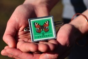 Dzikie Twory - broszka ze znaczkiem pocztowym rusałka pawik