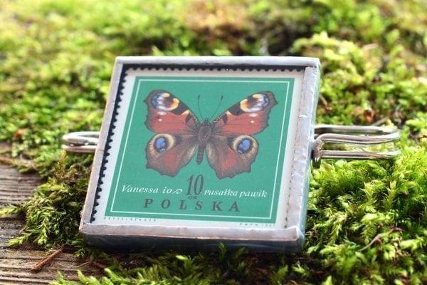 Dzikie Twory - broszka ze znaczkiem pocztowym rusałka pawik