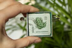 Dzikie Twory - broszka ze znaczkiem pocztowym z 1963 roku - ropucha zielona