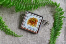 Dzikie Twory - broszka ze znaczkiem pocztowym z 1966 roku - chryzantema