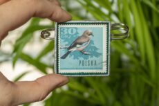 Dzikie Twory - broszka ze znaczkiem pocztowym z 1966 roku - sójka