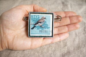 Dzikie Twory - broszka ze znaczkiem pocztowym z 1966 roku - sójka, wielkość broszki