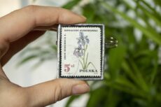 Dzikie Twory - broszka ze znaczkiem pocztowym z 1967 roku - kwiat kosaciec syberyjski