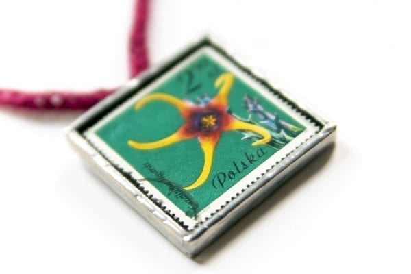 Dzikie Twory - naszyjnik ze znaczkiem pocztowym kwiat caralluma zbliżenie