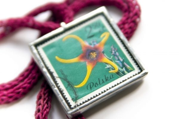 Dzikie Twory - naszyjnik ze znaczkiem pocztowym kwiat caralluma zbliżenie1