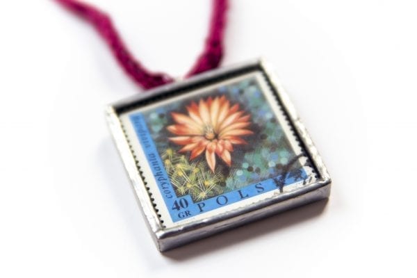Dzikie Twory - naszyjnik ze znaczkiem pocztowym kwiat coryphanta zbliżenie