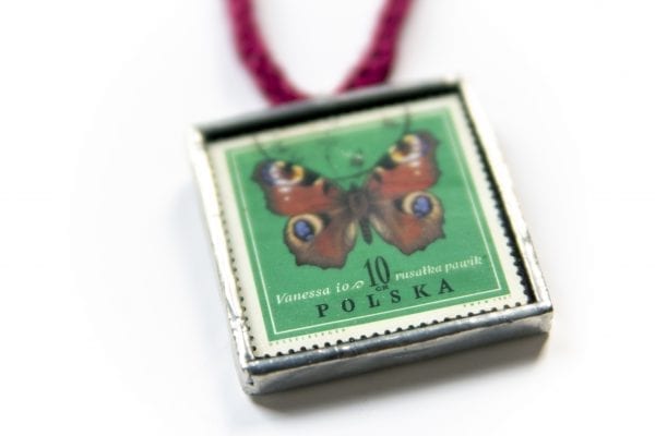 Dzikie Twory - naszyjnik ze znaczkiem pocztowym motyl rusałka pawik zbliżenie
