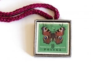Dzikie Twory naszyjnik ze znaczkiem pocztowym motyl rusałka pawik zbliżenie na detal