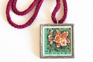 Dzikie Twory - naszyjnik ze znaczkiem pocztowym Odontonia zbliżenie na detal