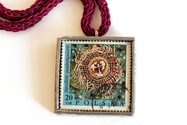 Dzikie Twory naszyjnik ze znaczkiem pocztowym passiflora zbliżenie na detal
